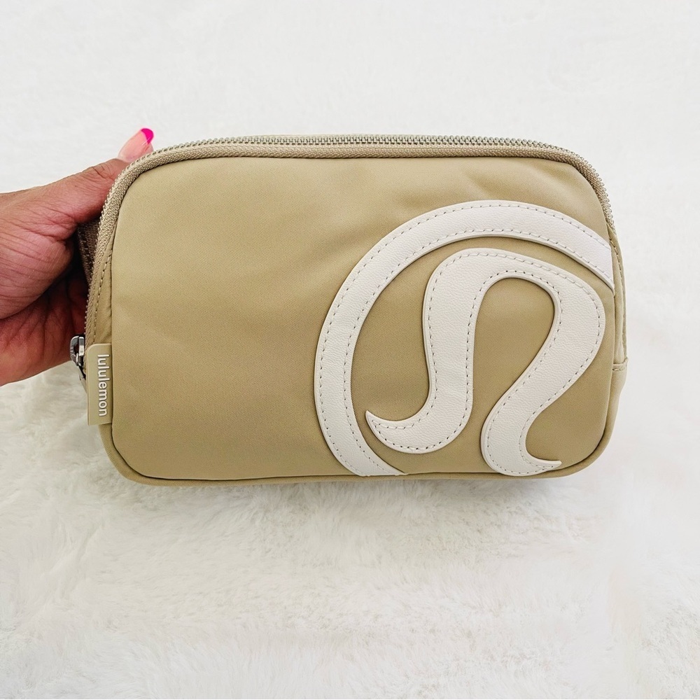 Lululemon Everywhere Belt Bag - Picture 2 of 9